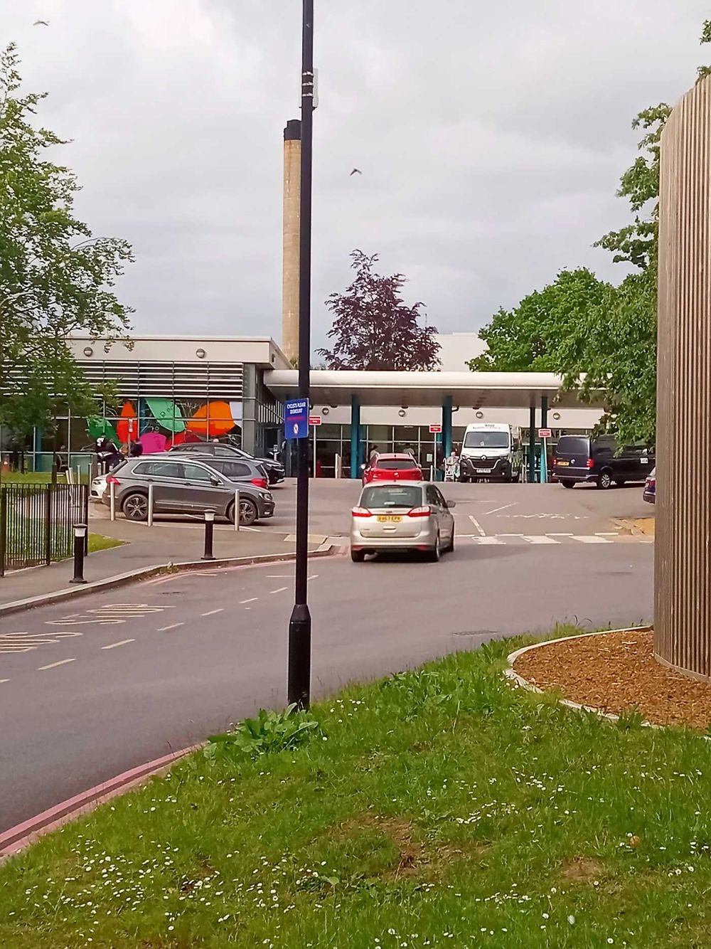 The main entrance of the John Radcliffe Hospital in Headington, Oxford